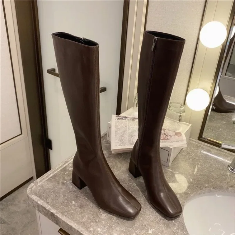 Botas de couro PU na altura do joelho com salto grosso para mulheres, botas longas quentes, sapatos femininos, zíper macio, moda inverno 2023