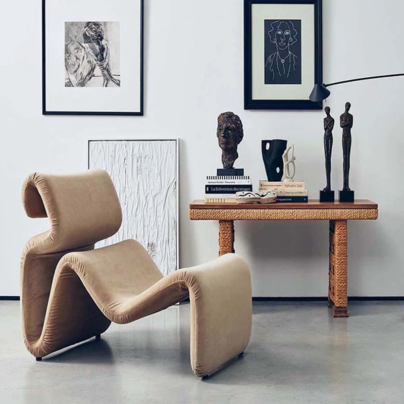 Divano pigro con linee astratte