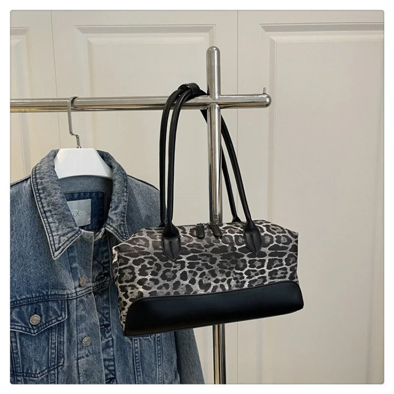 

Luxury Ladies Shoulder Bag Made Of Premium Leather Boasting Paris Style And High-End Vintage Chic Look​