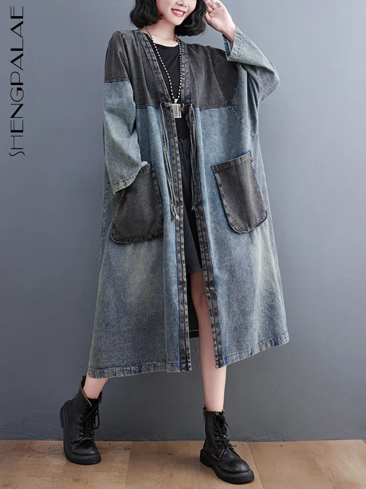 SHENGPALAE Causale denim contrasterende kleur zakken vetersluiting gesplitste V-hals losse lange dames trenchcoat 2025, lente nieuw 5ZD1068