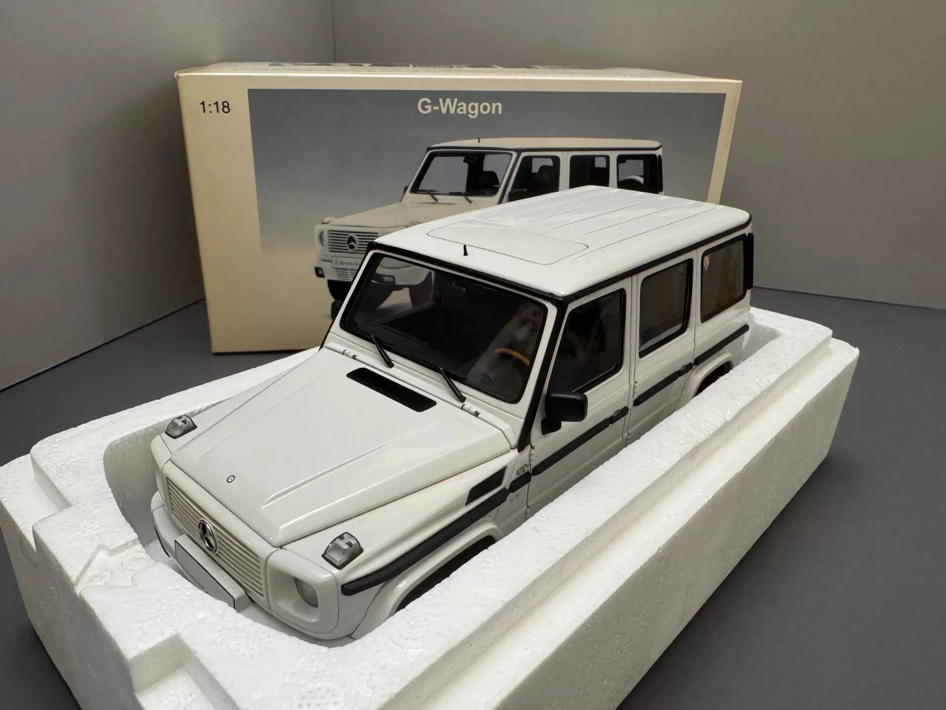 

Autoart 1:18 G-Wagon White SUV Simulation Limited Edition All Open Alloy Metal Static Car Model Toy Gift