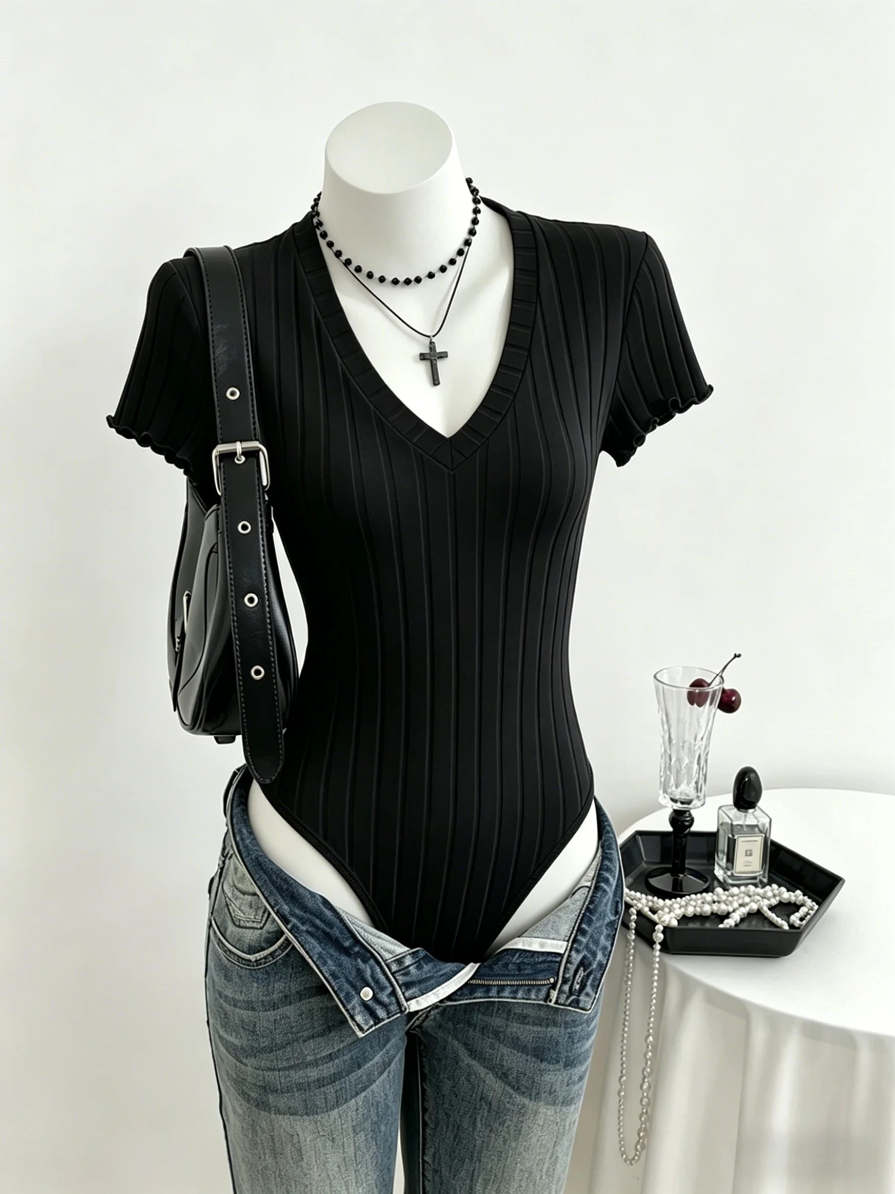 Damen gerippter V-Ausschnitt Kurzarm-Body mit Rüschenärmeln, schmal geschnittener, dehnbarer Strick-Jumpsuit, lässiger Mode-Top für Ausgehzwecke. – Detail 6
