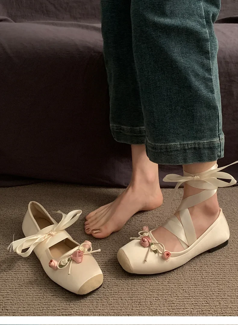 Designer-Kreuzriemen-Damenschuhe im Mary-Jane-Stil, modische Schuhe mit eckiger Zehenpartie und Schleifenverzierung, bequeme Damen-Ballerinas. – Detail 10