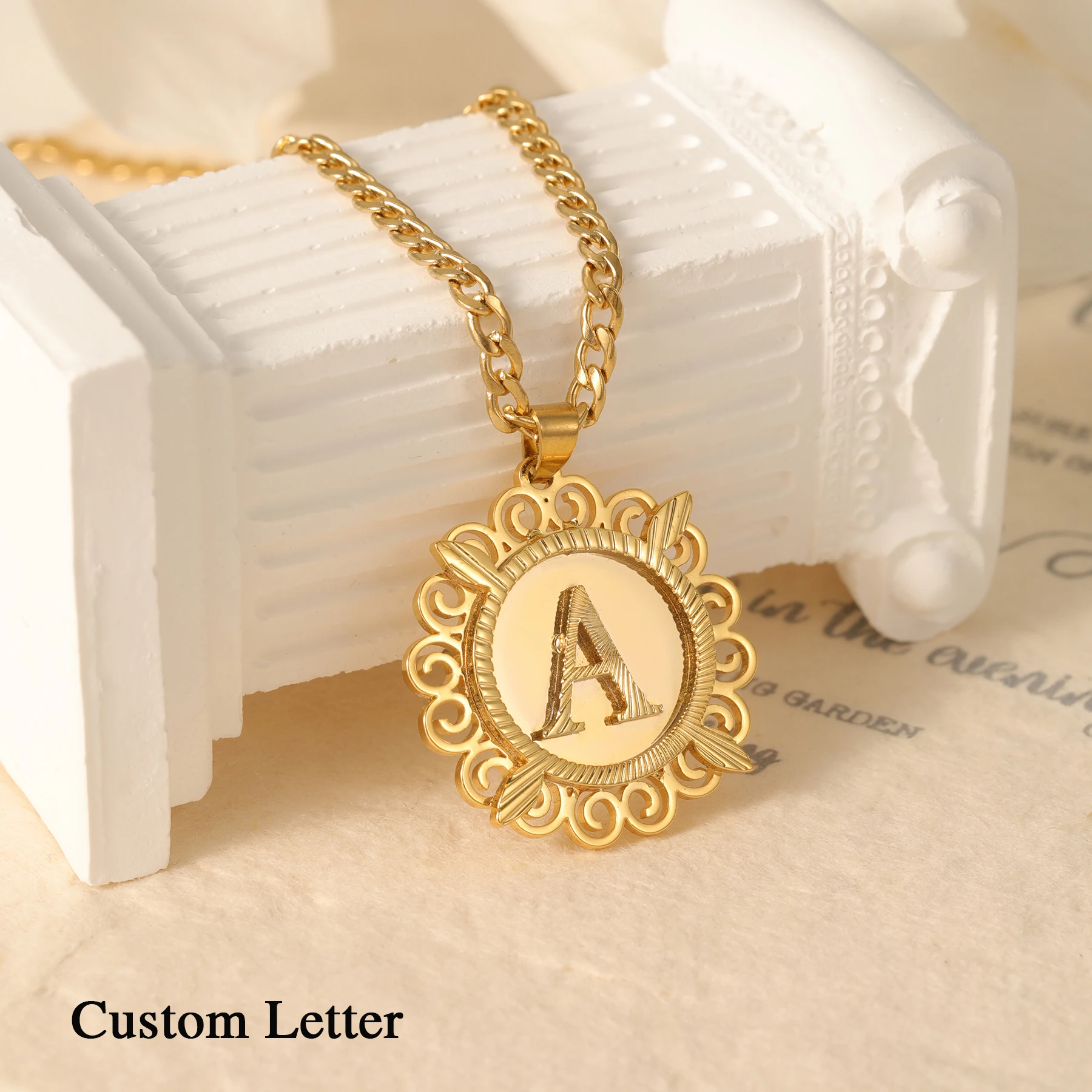 

Винтажное декоративное ожерелье с монограммой на заказ, кулон в виде начального круга, дизайн прокрутки, ажурный подарок из нержавеющей стали на Рождество