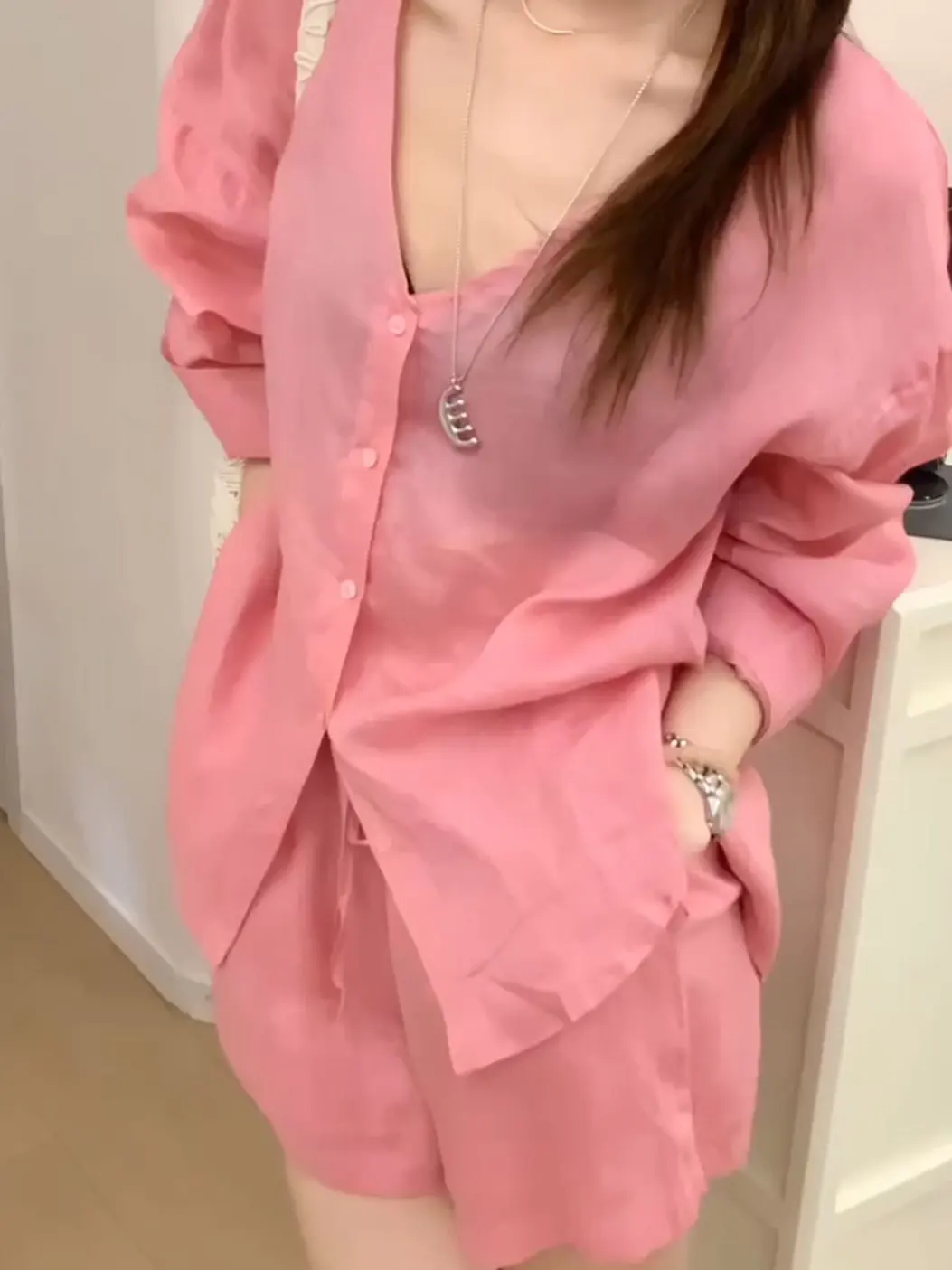 

Casual Pink V-Neck Shirt Top Women's Summer Loose Slimming Shorts Two-Piece Set Sun Protection Fashionable Ensemble