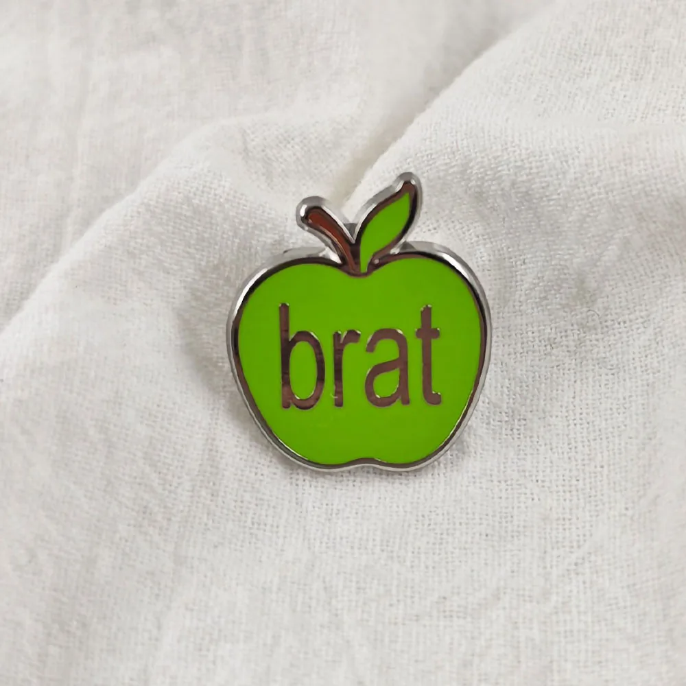 Charli XCX Brat Emaille-Pins Niedliche Grüne Apfel-Broschen Indie-Pop-Musikalbum-Logo-Abzeichen Kleidung Rucksack Anstecknadel Fangeschenk – Detail 9
