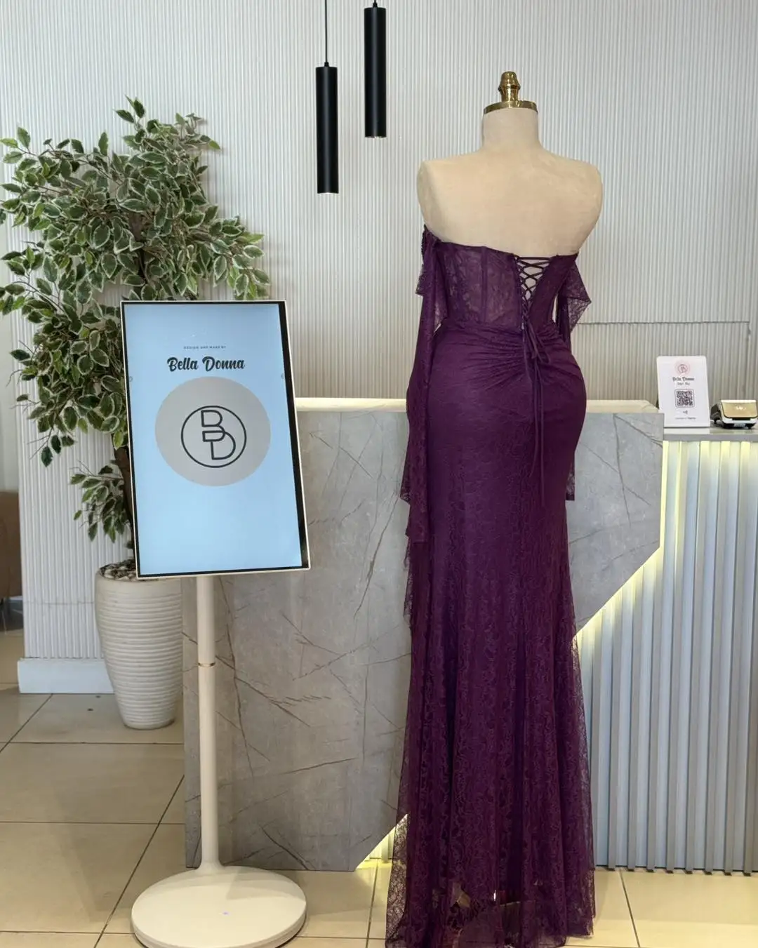 Nowa Sukienka Wieczorowa/Balowa z Odkrytymi Ramionami, Seksownym Dekoltem, Iluzorycznym Haftem, Gorsetem z Fiszbinami, Wiązaniem w Talii i Plisami