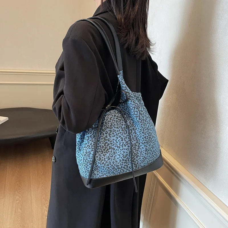 

2025 New Fashion Leopard Print Denim Tote Bag, Large Capacity Shoulder Purse, Stylish Underarm Work Bag for Women Office Commute