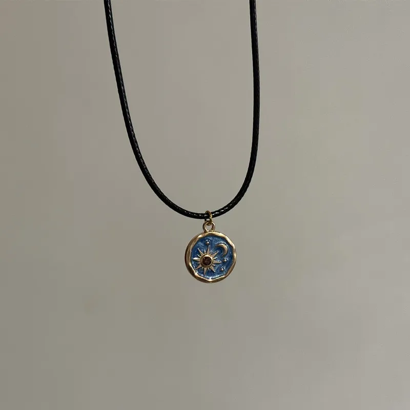 Vintage Tropföl-Blumen-Sonnen-Anhänger-Halskette mit Lederband – Einzigartiger Schmuck im Antik-Stil – Detail 1
