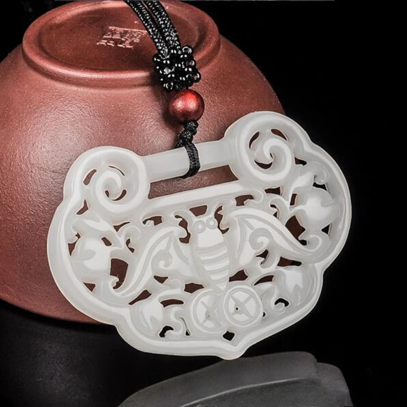 Hetian Fu 흰색 양면 중공 나비 잠금 펜던트, 눈 앞 펜던트