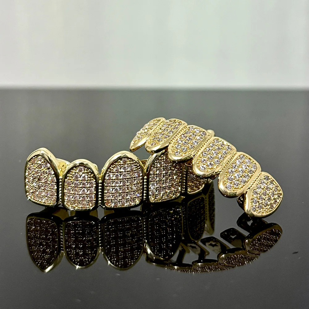 RACHELZ Full Iced Out CZ Stone Teeth Grillz Брекеты Хип-хоп Цирконовые зубные колпачки для женщин и мужчин Ювелирные изделия Верх и нижние стоматологические грили