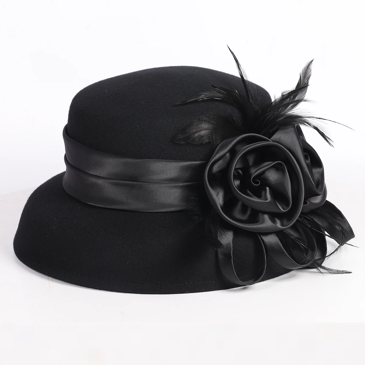หมวกทรงโคลเช่สีดำสำหรับผู้หญิง ทำจากผ้าขนสัตว์ แต่งดอกไม้และขนนก สไตล์เฮปเบิร์น เหมาะสำหรับงานฤดูหนาว งานพิธีทางศาสนา งานเลี้ยงน้ำชา งานค็อกเทล และงานต่างๆ