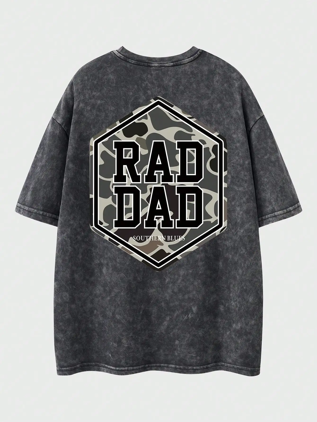 

Мужская футболка оверсайз с эффектом потертости и камуфляжным принтом, хлопок, со спущенным плечом