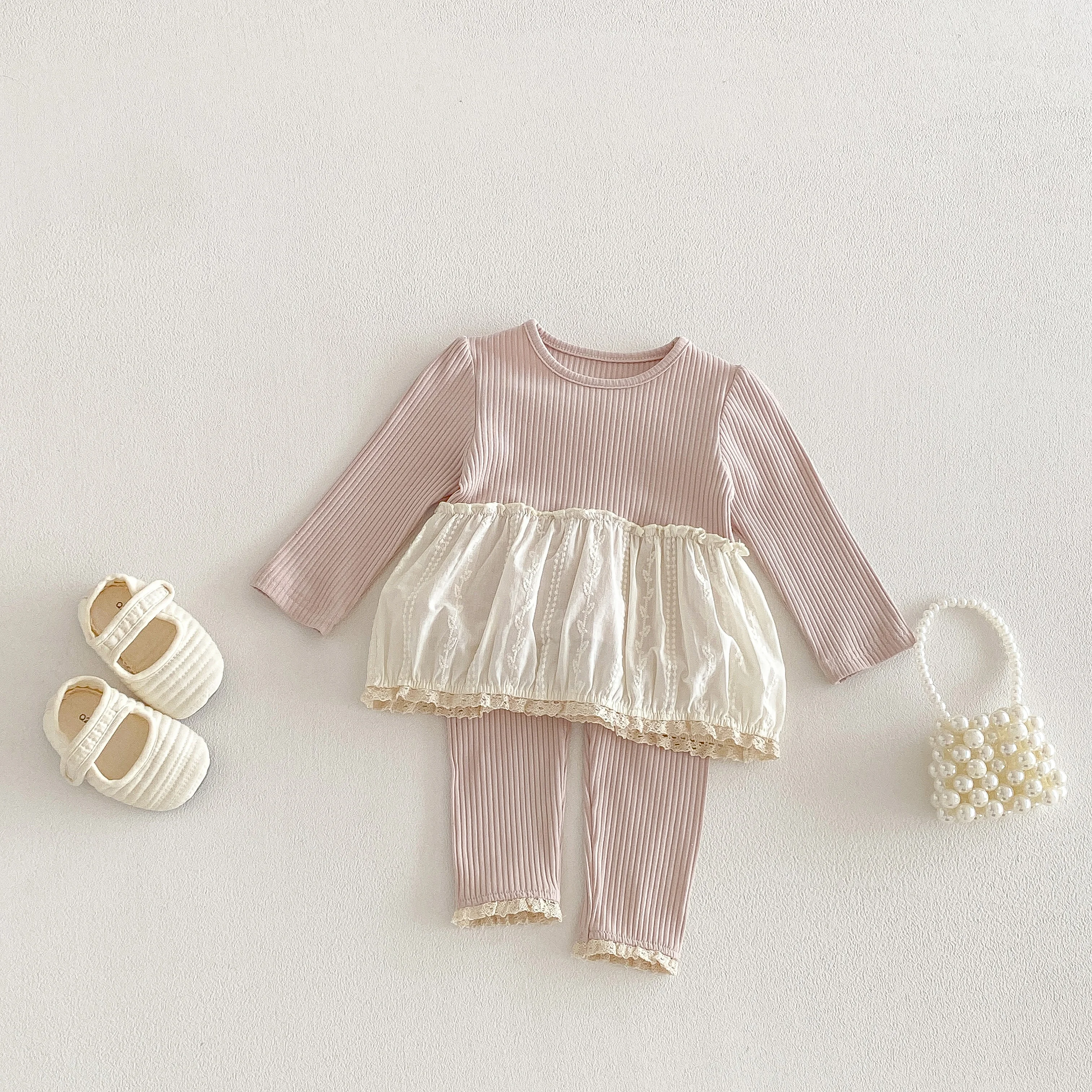 Frühlings- und Herbst-Outfit für Mädchen: Rundhals-Oberteil mit Spitzenbesatz und elastischen Leggings, zweiteiliges Set für Babymädchen – Detail 3