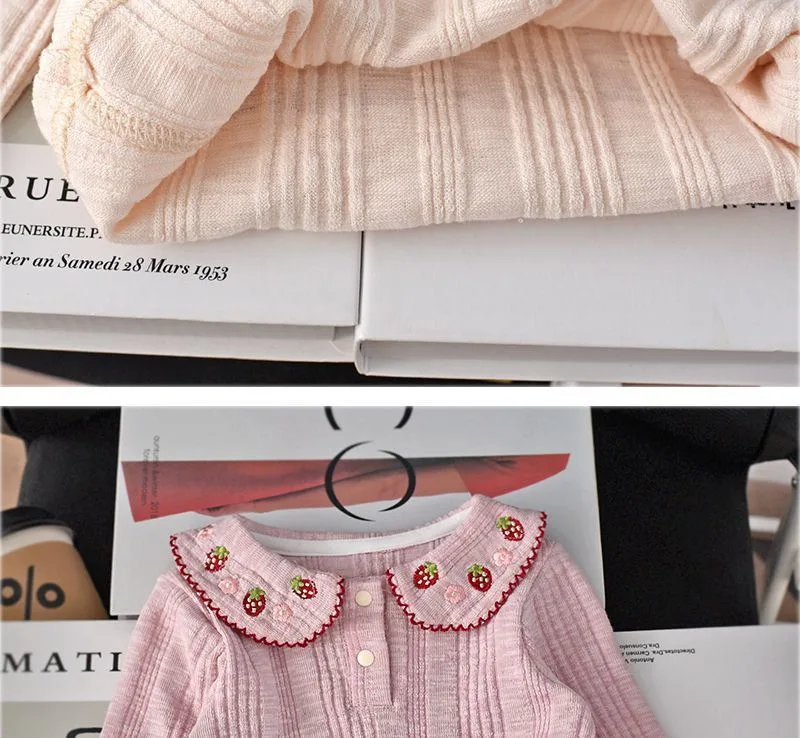 Koreanisches Mädchen-Basisshirt für Frühling und Herbst, langärmelig für junge Mädchen. Stilvolles Kinder-Shirt mit Cartoon-Erdbeer-Motiv. – Detail 11