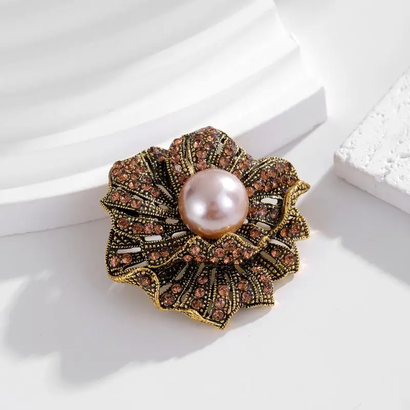 レトロな葉っぱの真珠ブローチピン、ダイヤモンドが埋め込まれたエレガントでファッショナブルなジュエリーアクセサリーピンブローチ