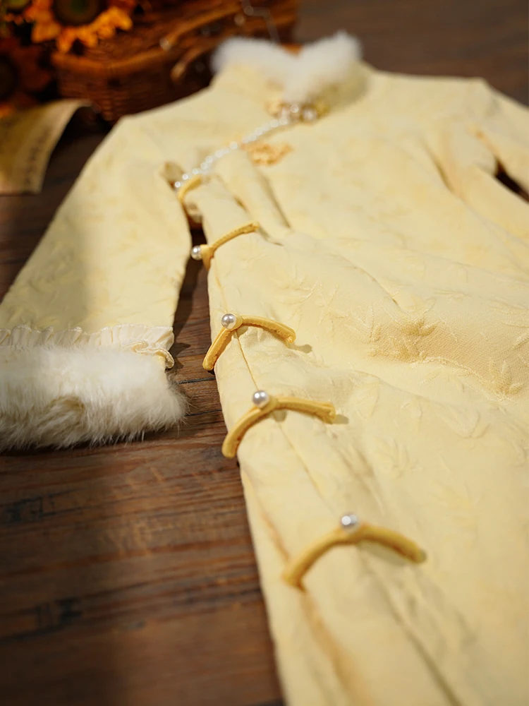 

Ретро-стиль, новая улучшенная китайская версия, желтый цвет, зимняя молодежная модель, ультра-элегантность, высококлассный дизайн, длинный рукав, длинный фасон.