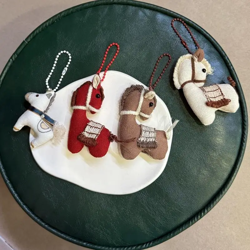 Anno del cavallo Capodanno Ornamento festivo per bambola Stile cinese Pony Zodiaco Ornamento Portachiavi con ciondolo per zainetto