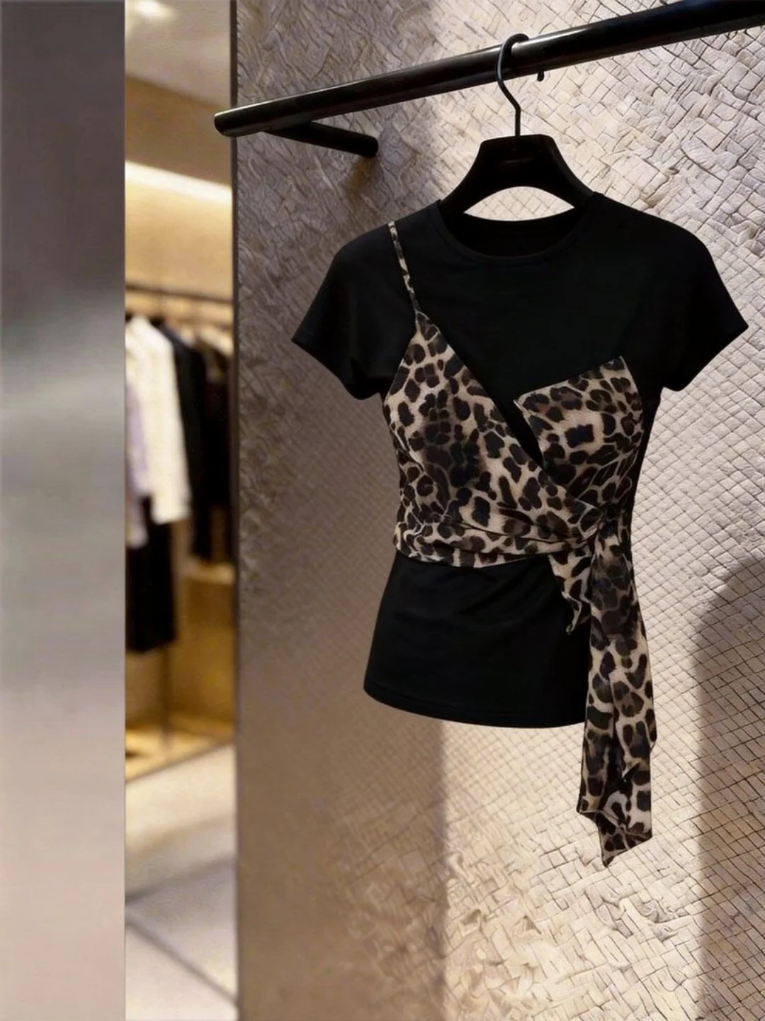 

Pure Desire Leopard Print Halter Short Sleeve T-Shirt Women's Style 2026 New Summer High-End Feeling Fake Two-Piece Top Youth...