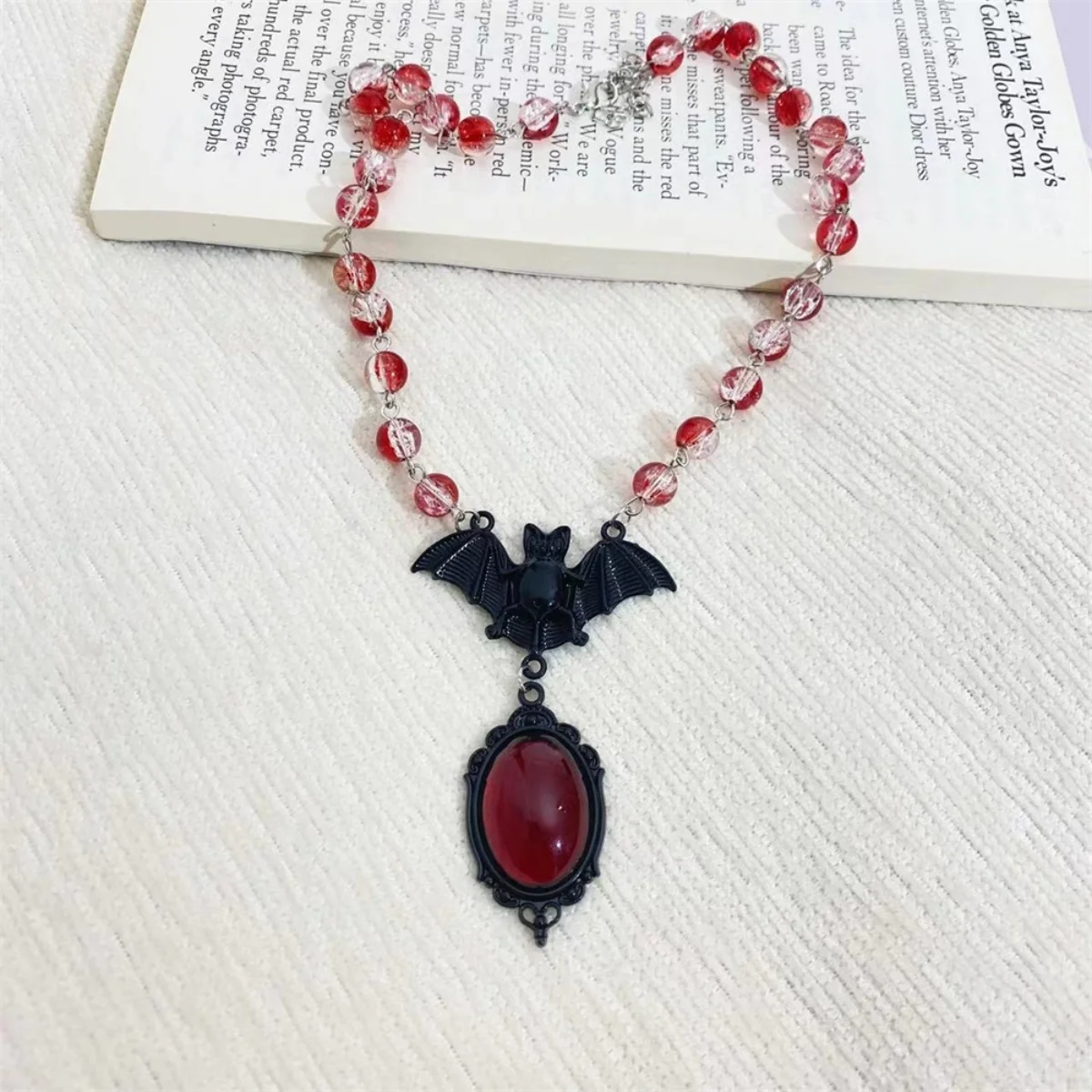 Kreative Gothic-Halskette mit rot-weißem Kristallperlen-Fledermaus-Anhänger für Damen und Herren, Halloween-Punk-Flugfledermaus-Choker, Cosplay-Party-Schmuck – Detail 22
