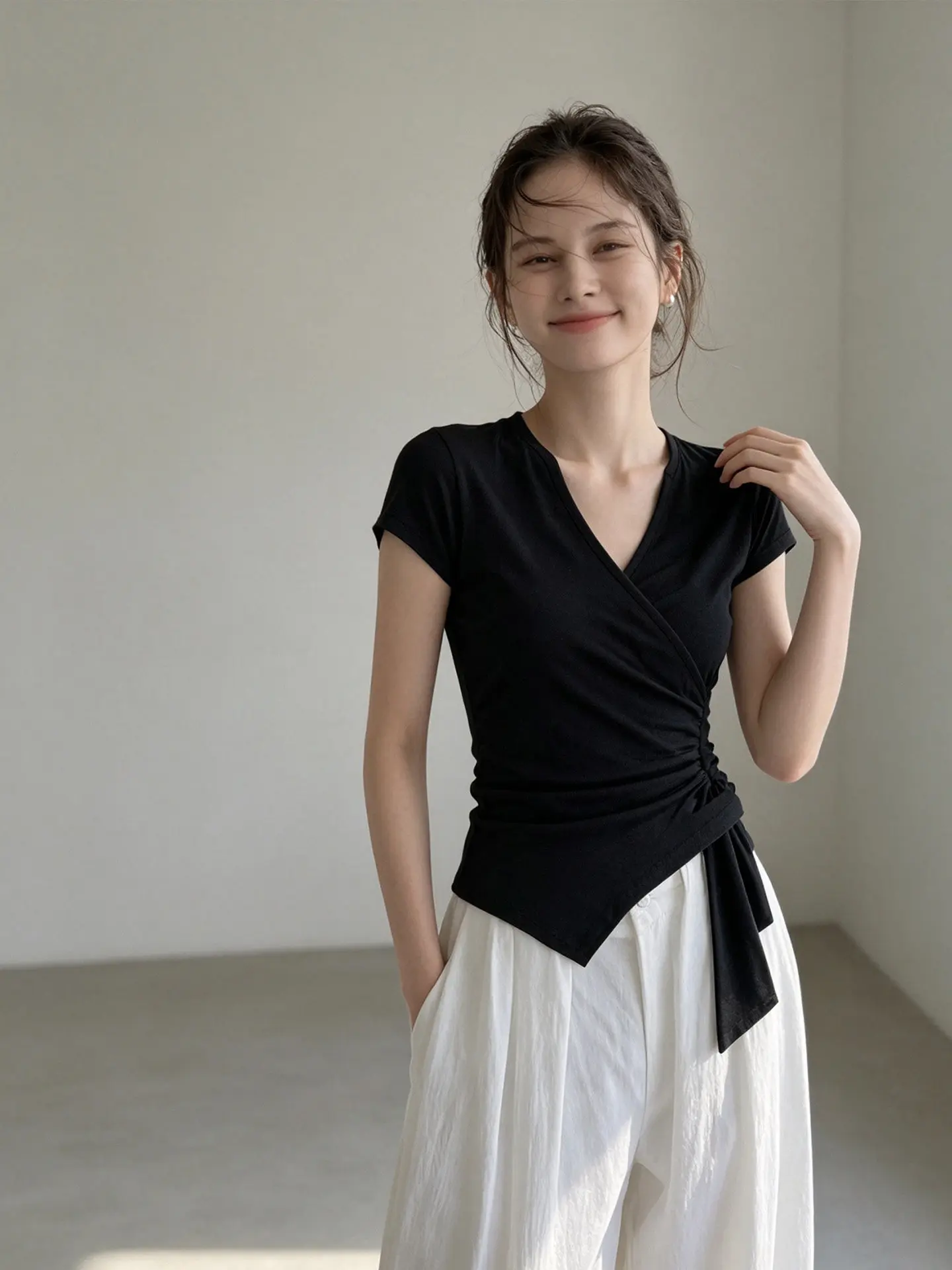 Summer Black V-Neck Short Sleeve T-Shirt Women's Belt Design Keel Waist Sense Old Money Style Commute Wind Korean Version Pur...