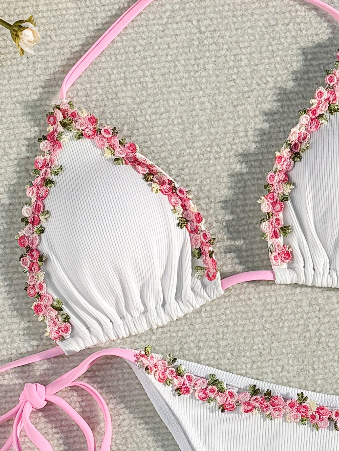 Bikini Floral 3D Sexy para mujer, traje de baño de retales blanco y rosa con cuello Halter, Tanga lateral con lazo, traje de baño para playa, Micro traje de baño 2025