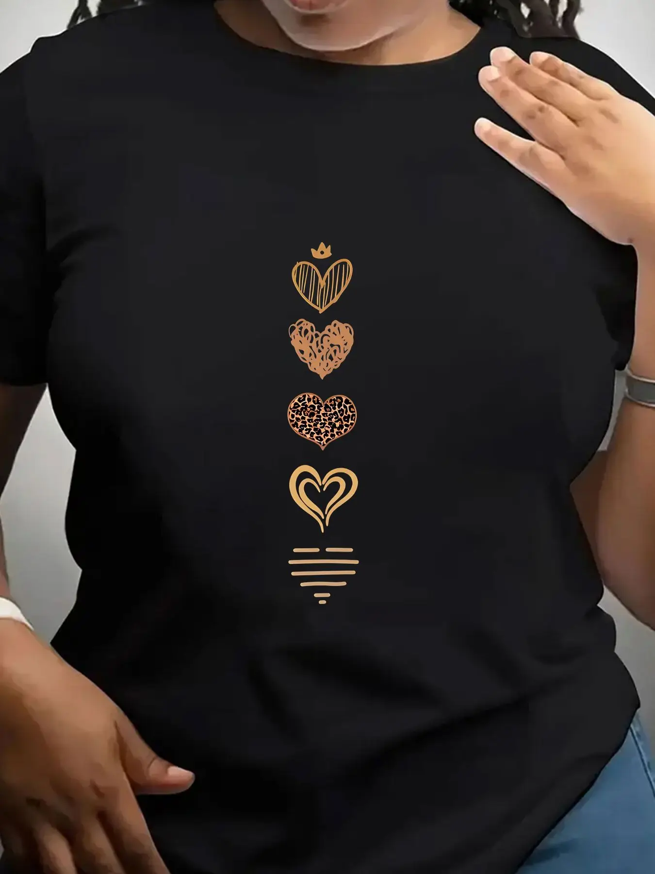 Women's Trendy Crew Neck T-Shirt Vertical Gold Heart Pattern Print Suitable for Casual Sportswear