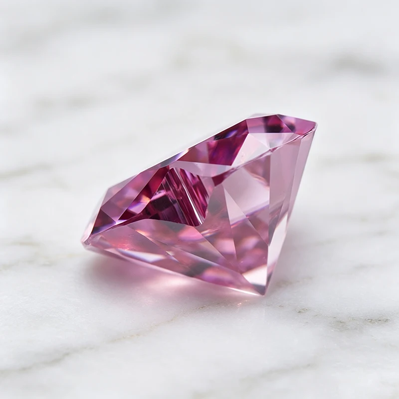 Moissanit-Stein im Herzschliff, rosa Farbe, im Labor gezüchteter Edelstein für die Herstellung von Ringen, Halsketten und Ohrringen, besteht den Diamanttester mit Zertifikat. – Detail 4