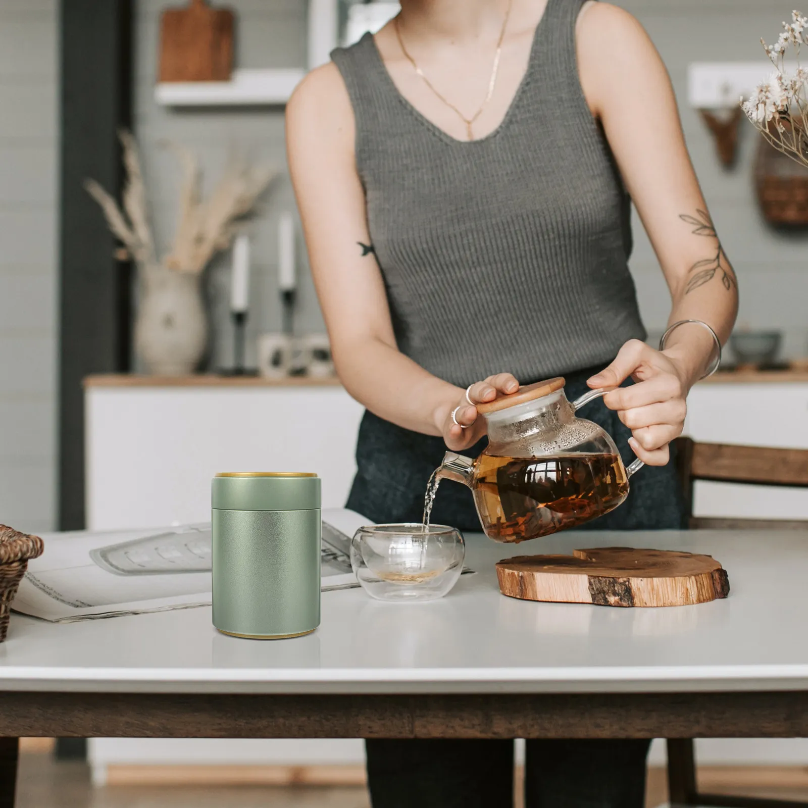 Delicate Tea Canister with Tight-Seal Lid Non-Toxic Tinplate Material Smooth Interior Exterior Portable Tea Leaf Container