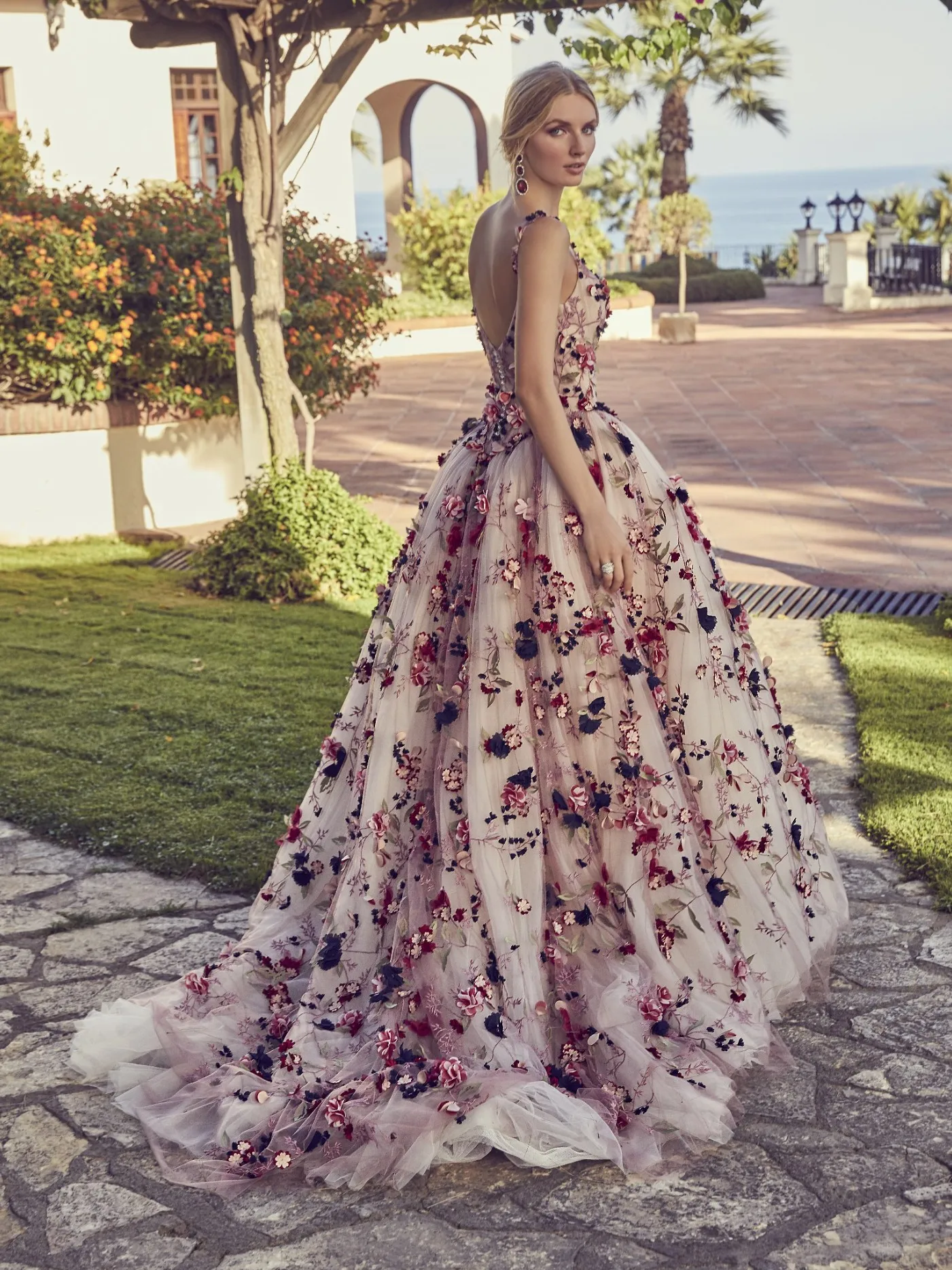 Customized 2026 latest elegant princess dress wedding suspender V-neck sleeveless floral embroidery yarn Vestido de Novia