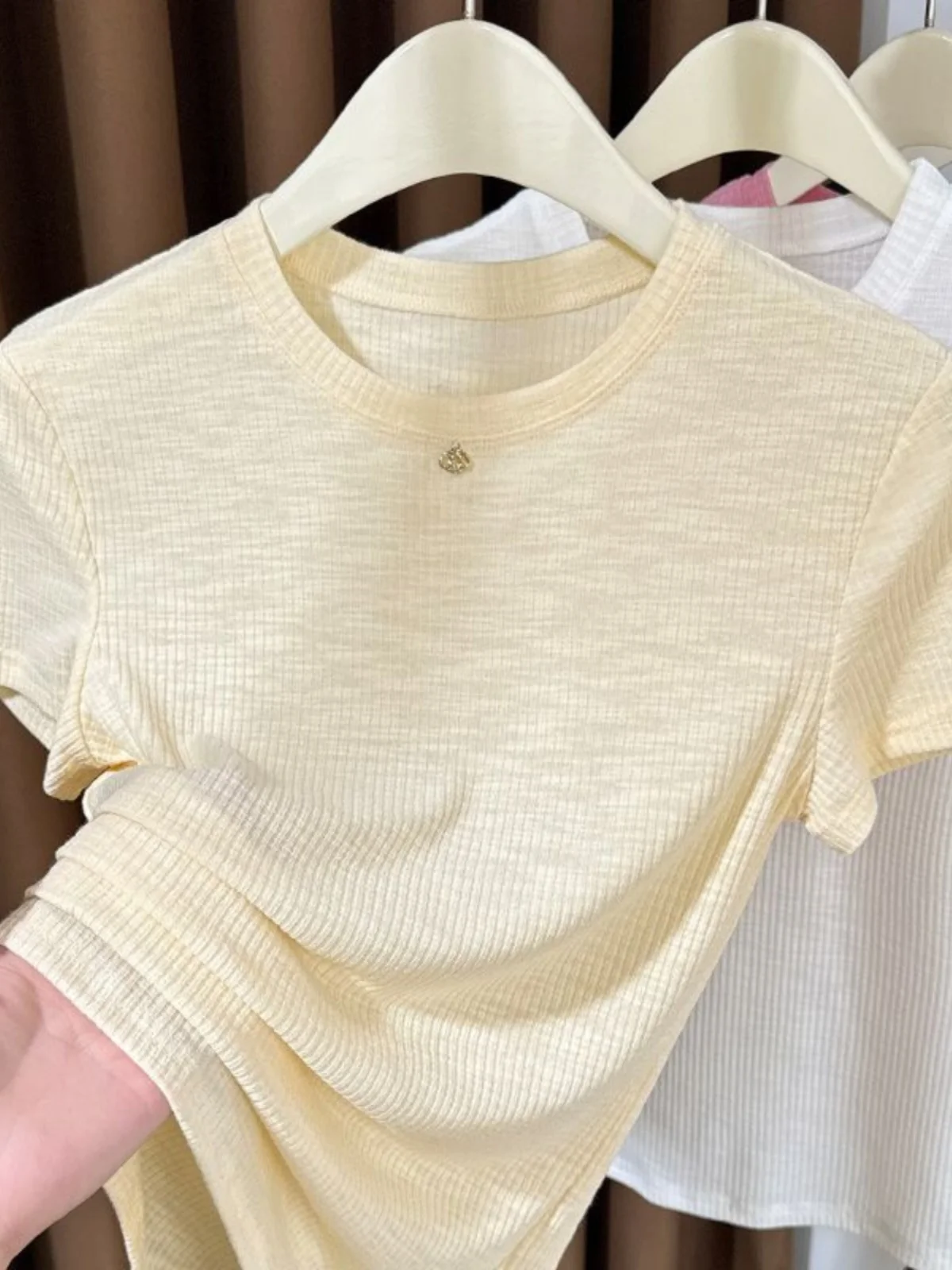 camiseta-feminina-de-verao-com-gola-redonda-e-manga-curta-estilo-novo-fina-com-protecao-solar-e-mascara-facial-integrada