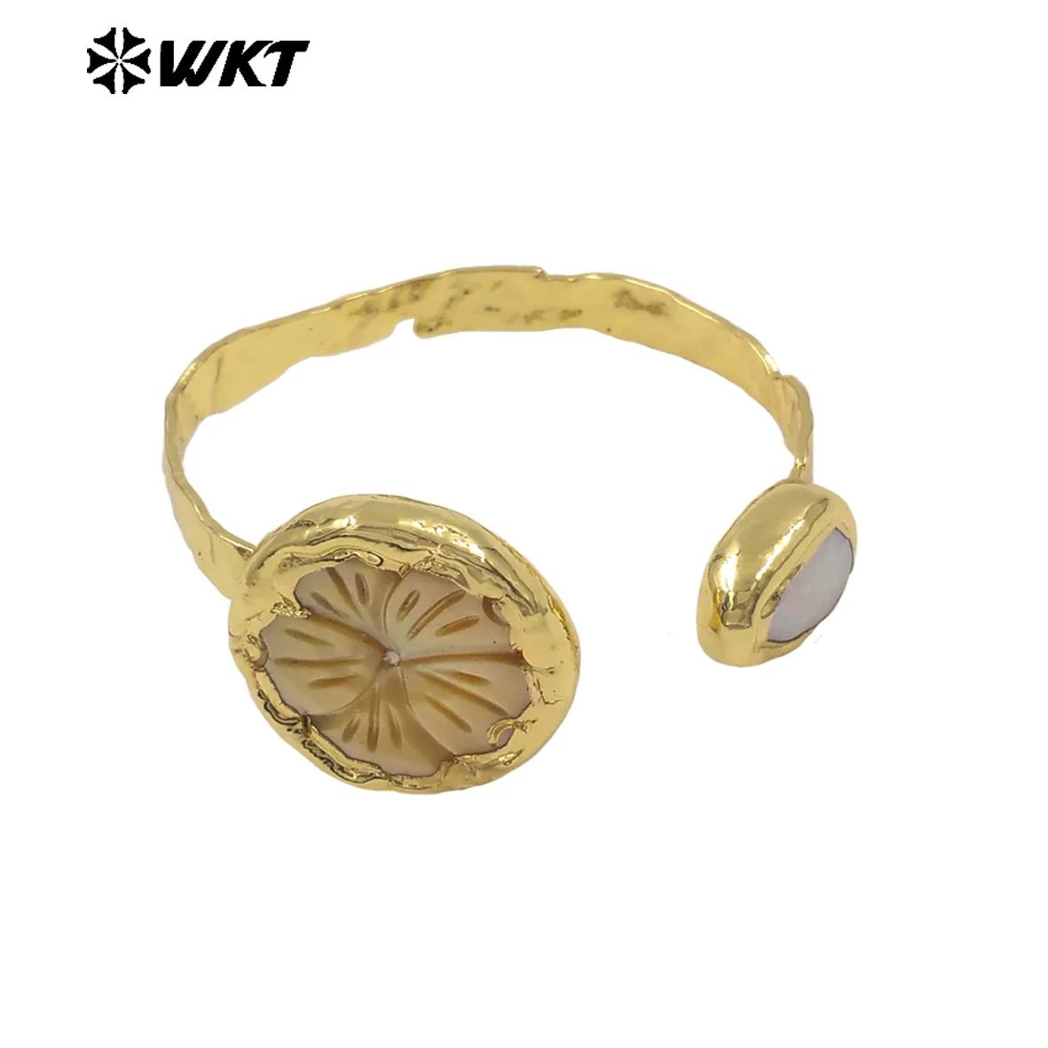 WT-MPB140 Beautiful Women Cuff Bangle Or Armlet Daily Decorative Flower Shell Pendant And Pearl Paved Bracelet Accessory