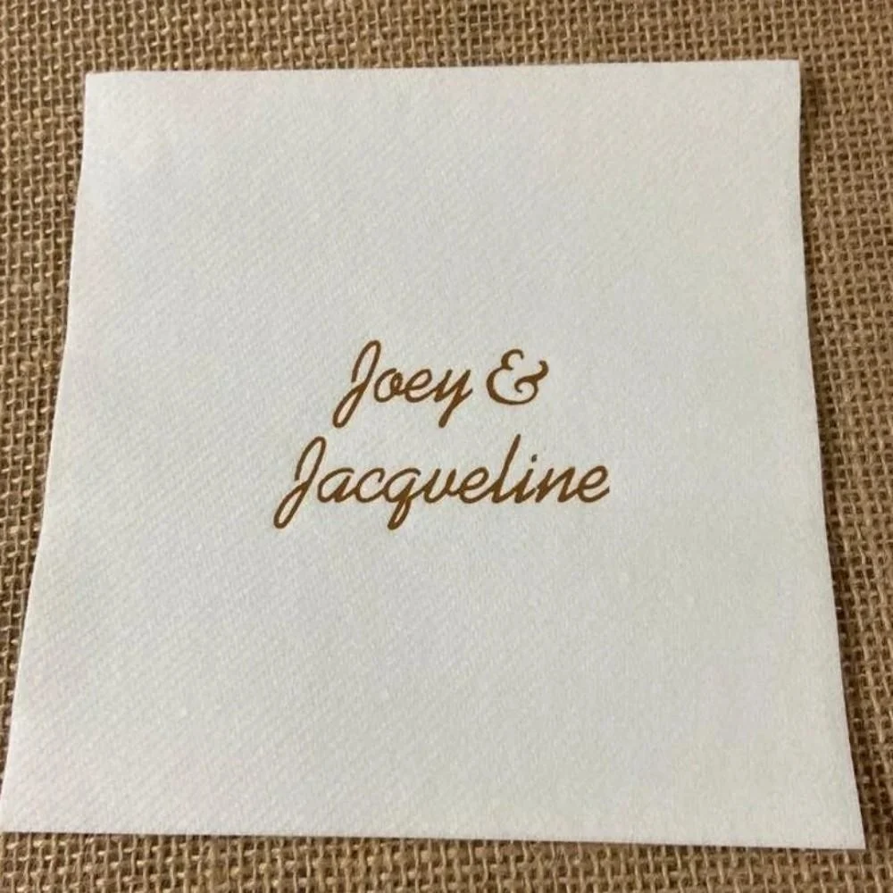 مناديل كوكتيل لمشروبات الزفاف المخصصة، مع أسماء الزوجين - اختر التصميم واللون، استخدم المناديل المربعة عالية الجودة
