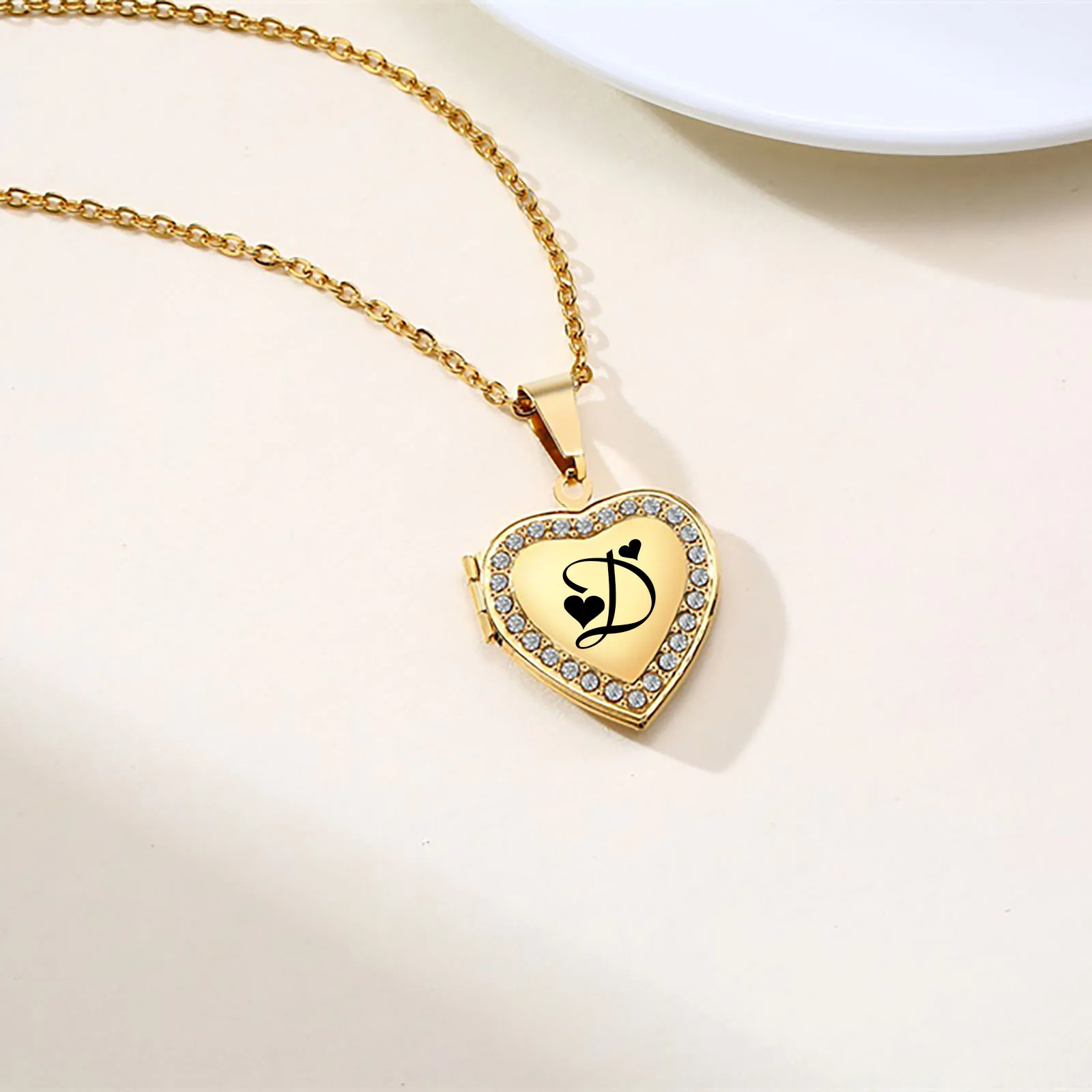 無料彫刻イニシャルハートロケットペンダント女性女の子用、ステンレス鋼26文字A-Zネックレス、カスタムジュエリーギフト