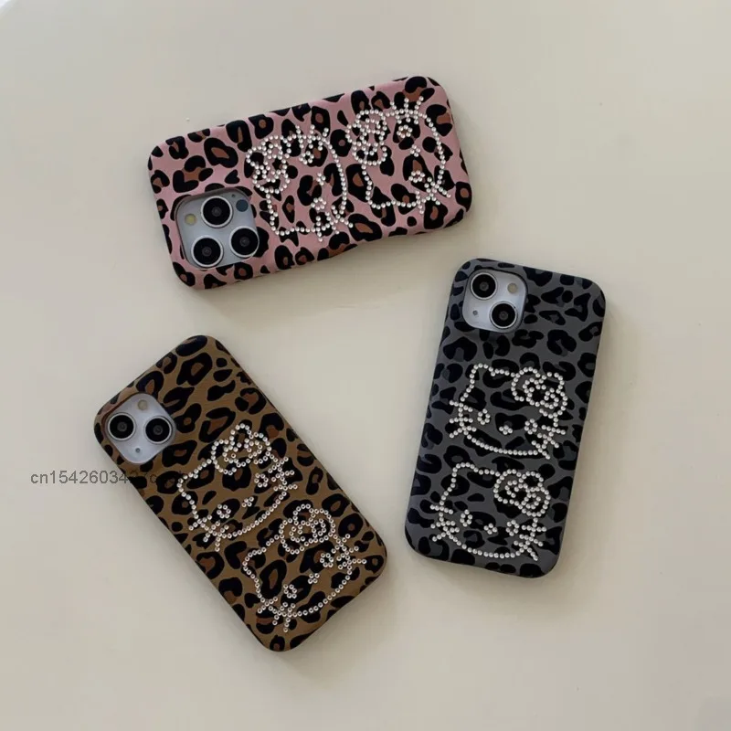 Sanrio Hello Kitty Handyhülle mit Leopardenmuster und Strass-Design, geeignet für iPhone 16 15 14 Pro Max 13, Nischen-Handyhülle für Damen