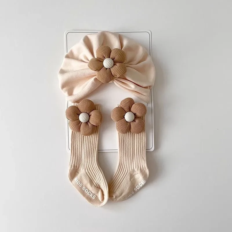 

Набор из 2-х штук: шапочка-бини и носочки для малышей, с цветочным узором, из мягкого хлопка, для новорожденных, с противоскользящей подошвой, для девочек, однотонные, в подарочной коробке.