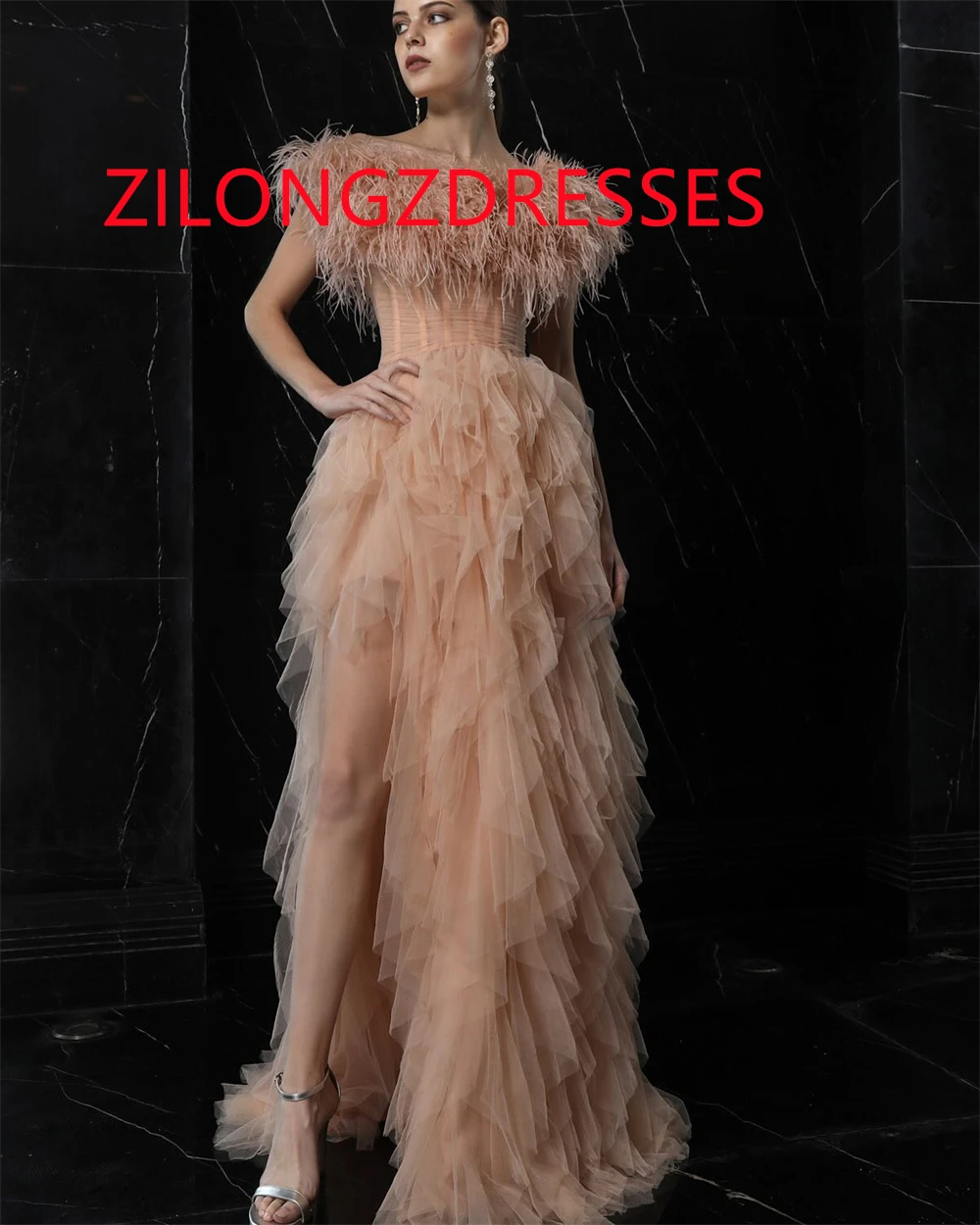 Aangepaste prachtige champagne tule avondjurk romantische strapless off-the-shoulder mouwloze gelaagde zijsplit galajurk