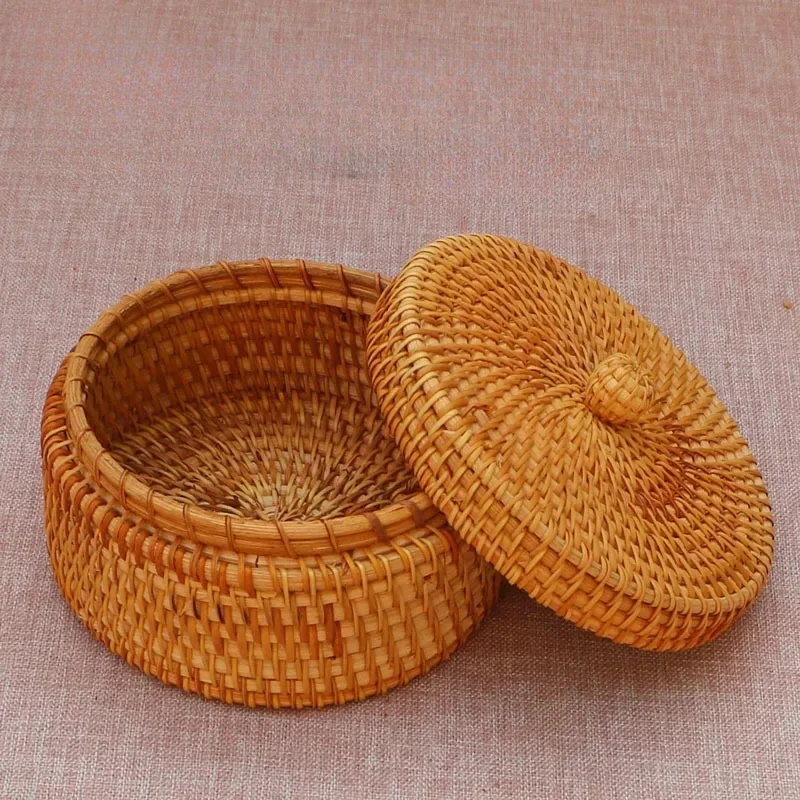 Hand-Woven Rattan Basket with Lid Retro Storage Box Jewelry and Tea Set Simple and Elegant Home Organizer Classic Keepsake Box