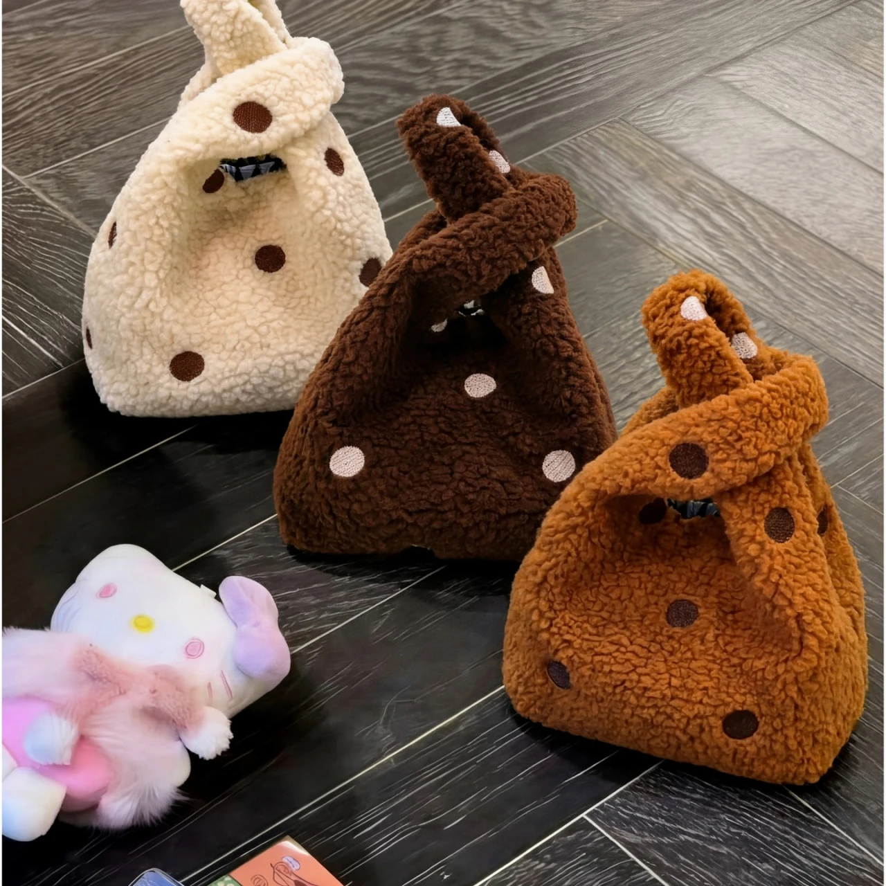 

Новинка 2025 года, зимняя сумка, модный плюшевый клатч с завязанной ручкой, кофейная шерстяная женская сумка из ягненка, модный кошелек-шоппер