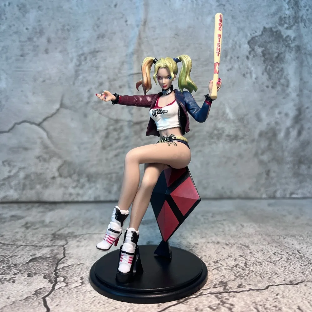 Figura de PVC de 11-15 cm del personaje de anime Harley Quinn sentada, estatua de juguete.
