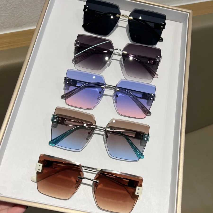 2025 Nuevas gafas de moda para mujer con monturas de metal, aspecto de alta gama, acabado mate, ultraligeras, color negro, estilo callejero, t