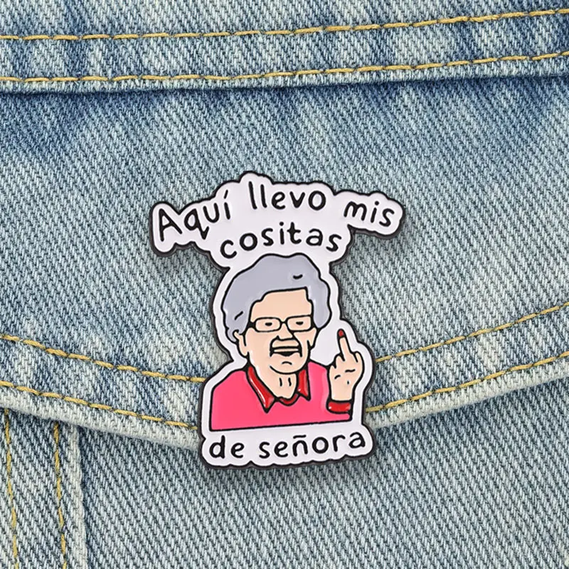 Freche spanische Oma Emaille-Anstecknadel – Rebellische alte Dame Meme-Pin aus Legierung, Brosche für Revers, Rucksack-Schmuck, Geschenk – Detail 2