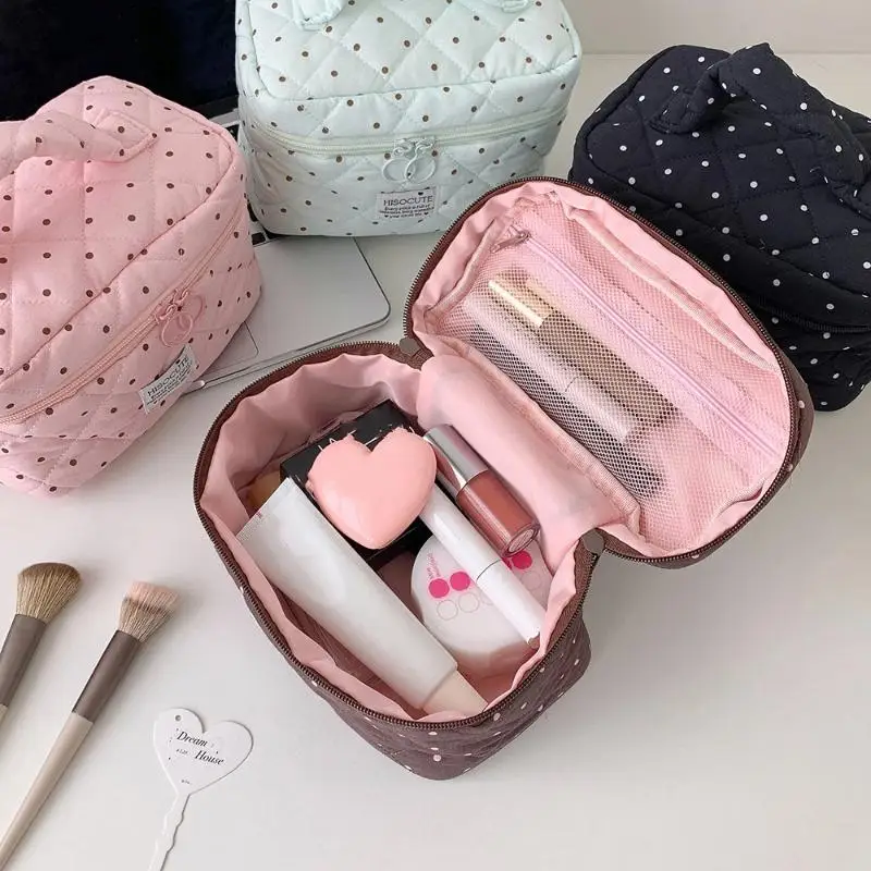 Niedliche, gesteppte Kosmetiktasche mit Polka-Dot-Muster, großes Fassungsvermögen, weicher Griff, ideal für Reisen und die tägliche Aufbewahrung von Hautpflegeprodukten. – Detail 11