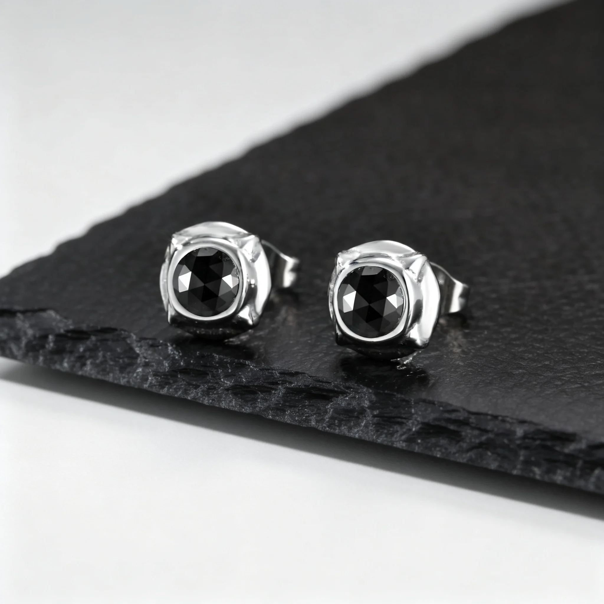 Herren-Ohrstecker aus Edelstahl mit schwarzem Zirkon, runde Ohrstecker mit Vierpunkt-Sternkompass, trendiges Schmuckgeschenk – Detail 5