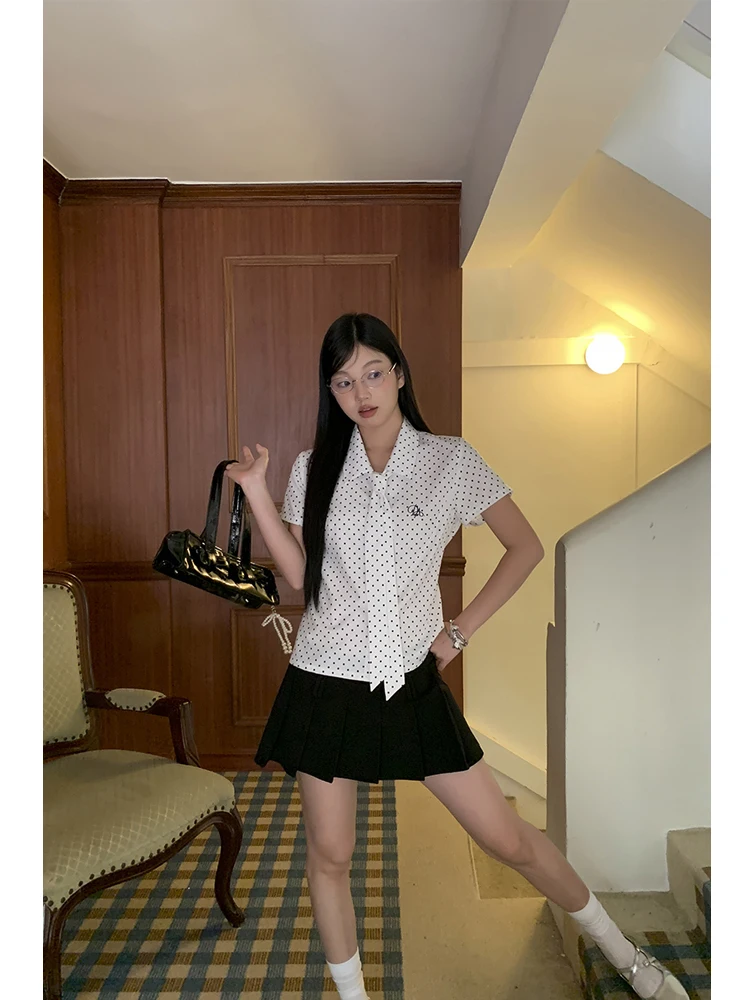 قميص صيفي بأكمام قصيرة للنساء، بلوزة بيضاء منقطة، قميص قصير بتصميم راقي، ياقة بولو مع تفاصيل أزرار، قميص بقصة مستقيمة #1