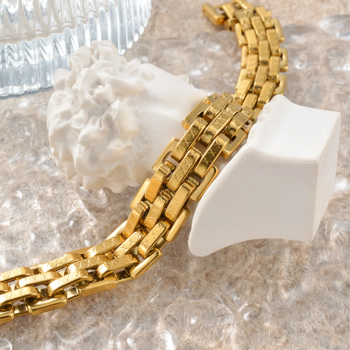 

Retro Watch Band Link Bracelet Gold Plated Stainless Steel Elegant Polish Chain Classic Unique Jewelry Accessory for Women Man