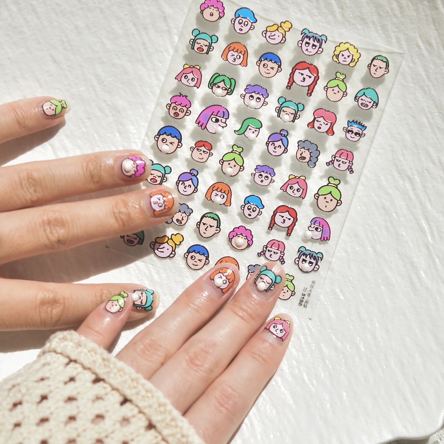 1 szt. Naklejka na paznokcie 5D z dziewczyną dmuchającą bananki, kolorowe włosy, śmieszne chłopcy, anime, postać z kreskówki, naklejki portretowe, dekoracja do manicure