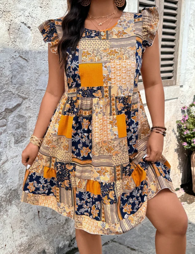 

Женское платье в богемном стиле больших размеров с цветочным принтом, рукавами-крылышками и многоярусной юбкой с оборками.