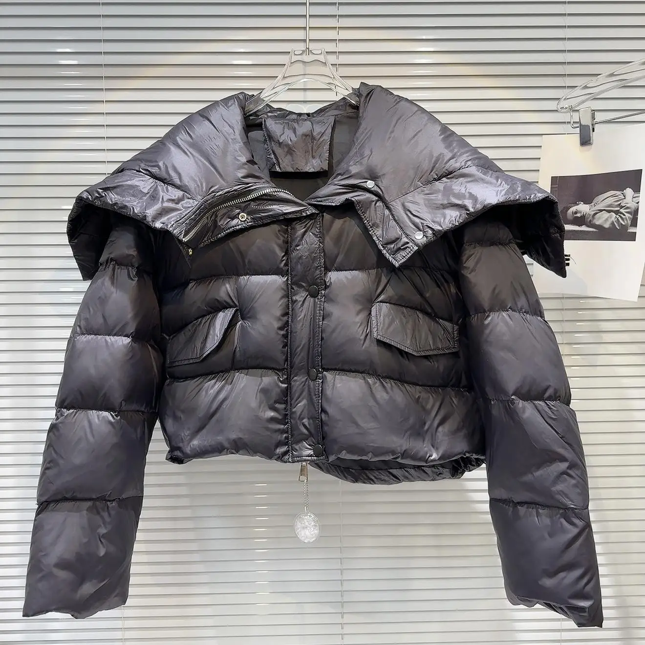 暖色系ネイビーカラーの襟付きダウンジャケット、レディースファッション、冬の新作、肩当て付き、長袖コート