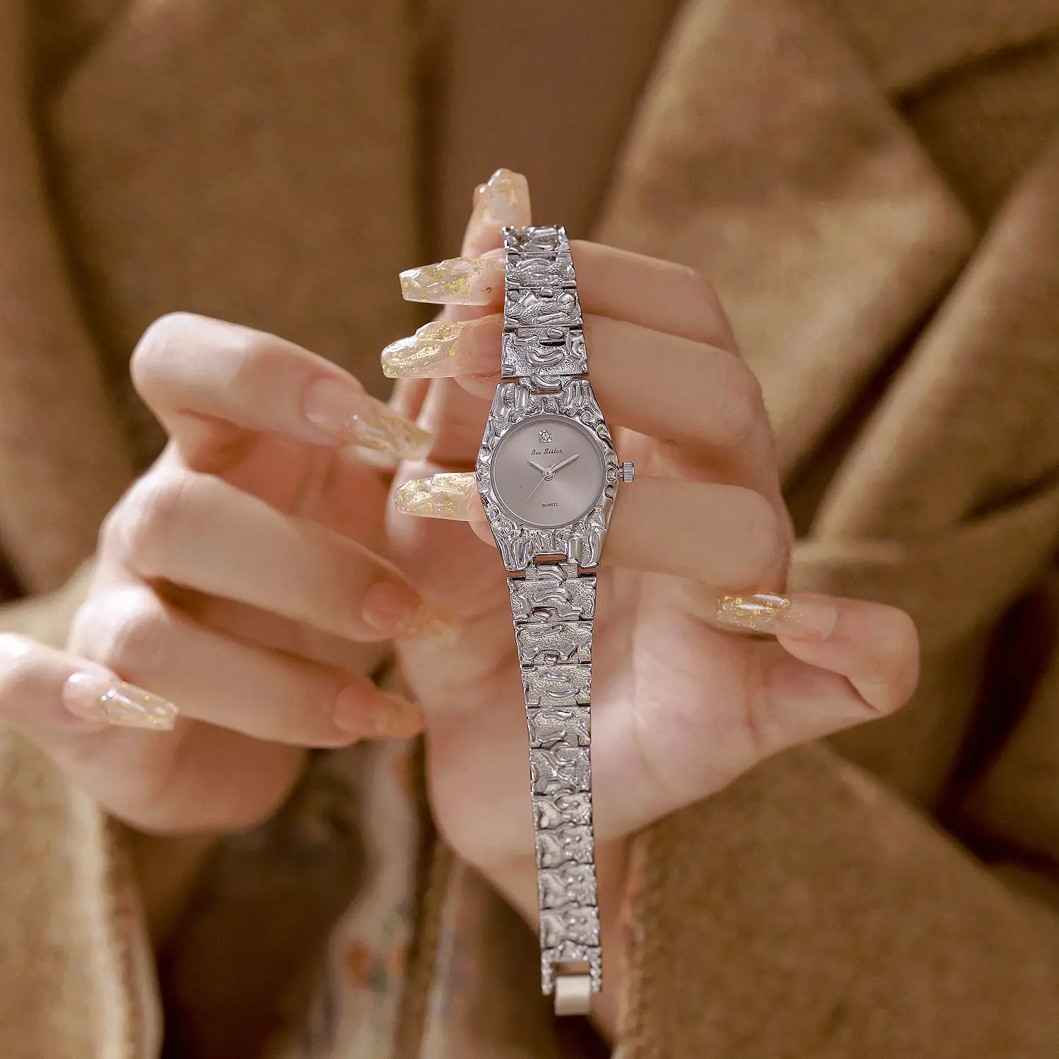 Gorgeous and exquisite lava bracelet watch with a classic vintage feel; high-quality luxury watch; women's accessory.